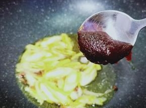 加入一勺葱伴侣六月香辣椒酱，快速翻炒到炒出红油香气四溢。