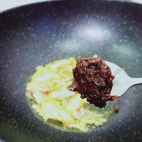 加入2勺葱伴侣六月香豆瓣酱，勺子就是普通吃饭喝汤的勺子。