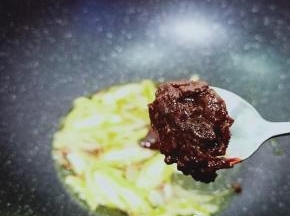 加入2勺葱伴侣六月香豆瓣酱，勺子就是普通吃饭喝汤的勺子。