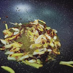 翻炒出调味料的香味。