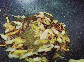 翻炒出调味料的香味。