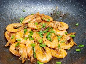 出锅之前撒点葱花。