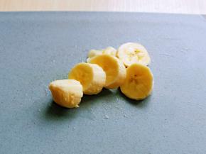 香蕉去皮切片。