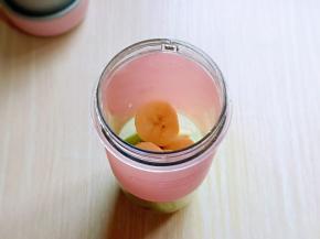 切好的黄瓜片与香蕉片加入果汁杯中。