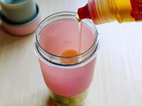 挤入蜂蜜，蜂蜜的量可以根据个人喜欢加。