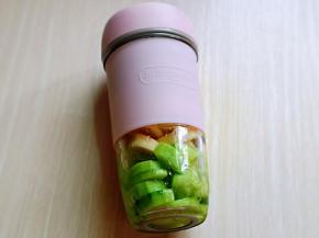 将果汁杯盖上盖子，拧紧。