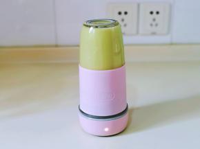 将果汁杯倒扣，启动打成果汁即可。