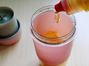 将菠萝放入果汁杯中，加入蜂蜜。