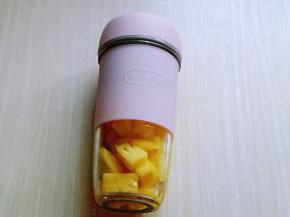 将果汁杯盖子拧紧。