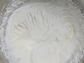 淡奶油加白糖20克、柠檬汁3-5滴，用打蛋器低速打发至有纹路的状态。