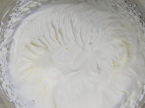 淡奶油加白糖20克、柠檬汁3-5滴，用打蛋器低速打发至有纹路的状态。