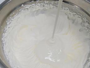 加入酸奶（酸奶是自己做的，也可以加买的那种浓浓的酸奶）