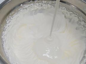 加入酸奶（酸奶是自己做的，也可以加买的那种浓浓的酸奶）