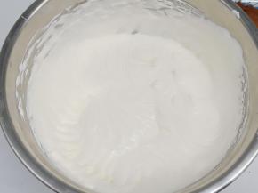 再用打蛋器打发到有明显纹路的状态。