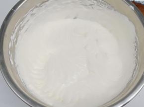 再用打蛋器打发到有明显纹路的状态。