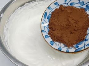 加入可可粉（当然可以根据自己的喜好想吃什么加什么，比如抹茶粉、草莓粉）