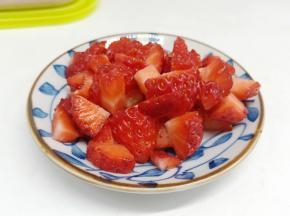 草莓切小块。