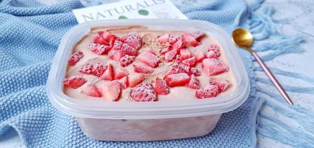 自己做的草莓酸奶冰激凌，无添加剂、味道就是好。