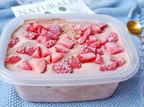 自己做的草莓酸奶冰激凌，无添加剂、味道就是好。