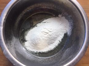 筛入低筋面粉搅拌均匀