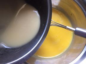 搅拌均匀后和蛋黄糊混合，