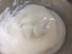 蛋白加入柠檬汁，糖分三次加入用电动打蛋器打发，打发至拉起打蛋头，蛋白有弯钩状态