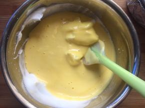 再倒回蛋白盆中继续翻拌均匀