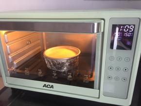 放入预热好的烤箱150度，上下火下层，70分钟，水浴法，烤盘中倒入一半的冷水