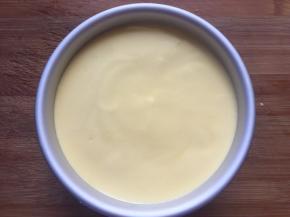 倒入6寸模具中，轻震两下震出气泡