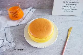 出炉后轻震两下，震出热气，放烤网上冷却后脱膜