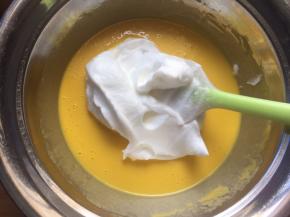 分一半蛋白到蛋黄糊中翻拌均匀
