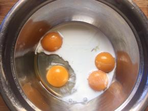 3个蛋黄和一个全蛋加入纯牛奶搅拌均匀