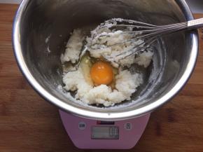 加入鸡蛋液搅拌均匀