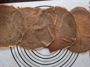 饼皮重叠在一起，我做了一个4张皮的，一个3张皮的，