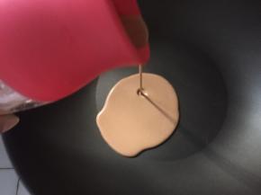 不粘平底锅小火预热两分钟，将面糊倒入，不要倒太多，要薄一点，