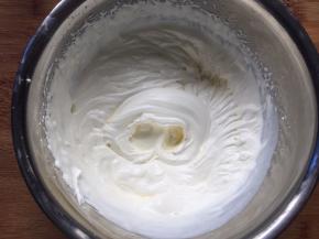 淡奶油加糖打发至奶油坚挺