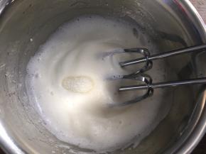 中速打发至粗泡消失，加入三分之一白砂糖