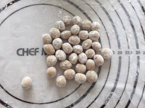 裹上木薯粉防止粘黏，吃不完的可以放冰箱冷冻保存