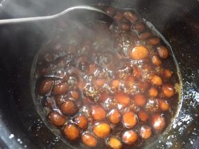 现在开始做糖浆，40克黑糖和80克水混合，小火熬至浓稠，要不停的搅拌，倒入珍珠继续熬至糖浆能挂住杯壁即可