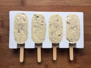 我一共做了12个，这个模具小一些，放入冰箱冷冻一夜