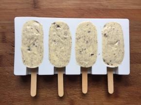 我一共做了12个，这个模具小一些，放入冰箱冷冻一夜