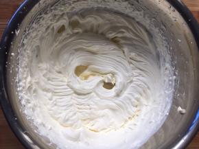 淡奶油加糖打发至奶油坚挺