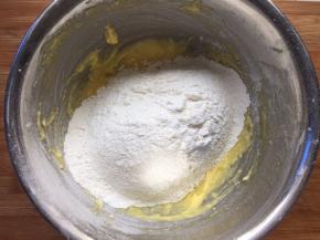 筛入低筋面粉，泡打粉和苏打粉