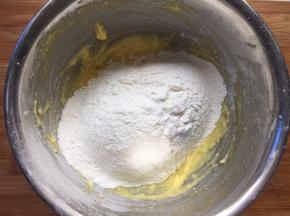 筛入低筋面粉，泡打粉和苏打粉