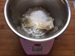 猪油和糖粉混合，用手动打蛋器，搅拌均匀