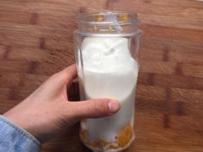 芒果去核切成小块，和酸奶一起放入榨汁机中