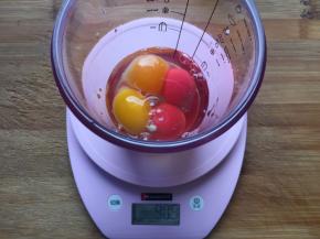 鸡蛋放入摇摇杯