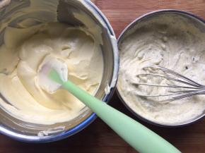 分一半出来，倒入奥利奥碎搅拌均匀