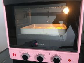 放入预热好的烤箱200度20分钟，上下火中层