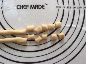 将面团分成几个小剂子，搓成长条，切成小颗粒